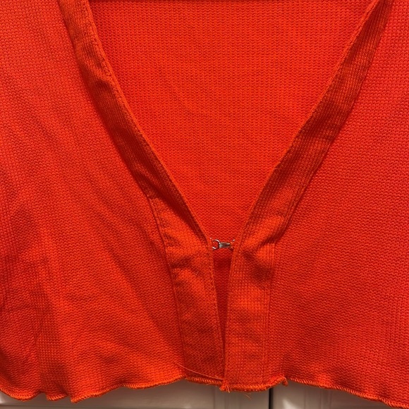 red edikted cropped sweater with flare sleeves - Picture 2 of 3